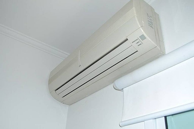 AF12: EXCELENTE LOCALIZAÇÃO, AR, PISCINA, COMPLETO