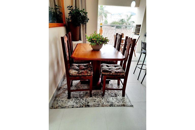AF-37 NOVO, BEM DECORADO, BEM LOCALIZADO E ACONCHEGANTE