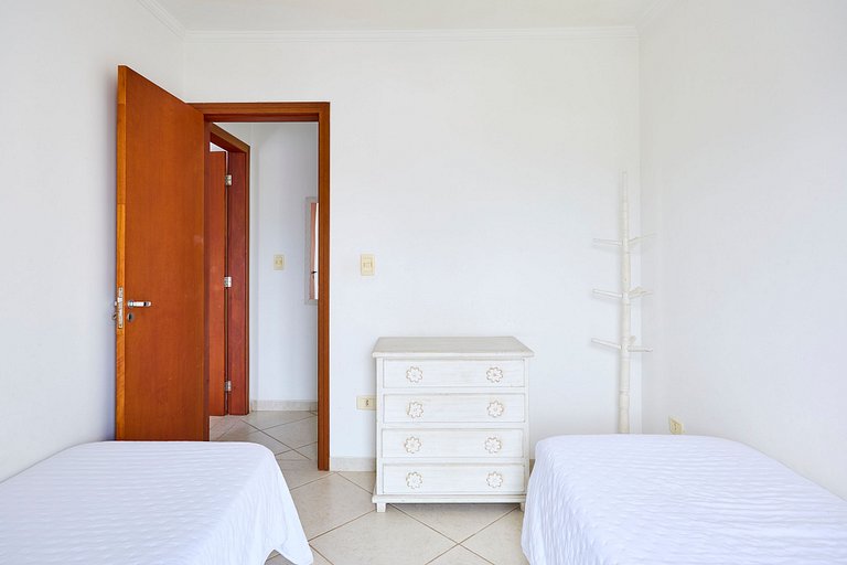 AF12: Bem localizado, completo, 2 vagas!