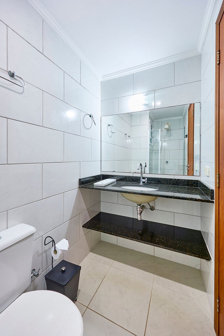 AF12: Bem localizado, completo, 2 vagas!