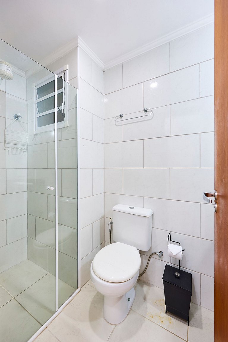 AF12: Bem localizado, completo, 2 vagas!