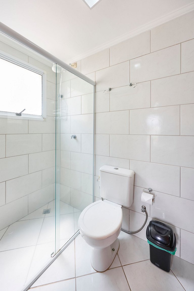 AF12: Bem localizado, completo, 2 vagas!