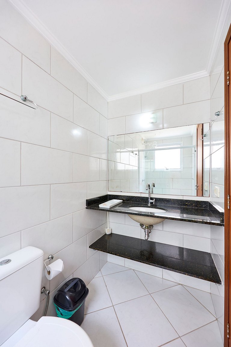 AF12: Bem localizado, completo, 2 vagas!